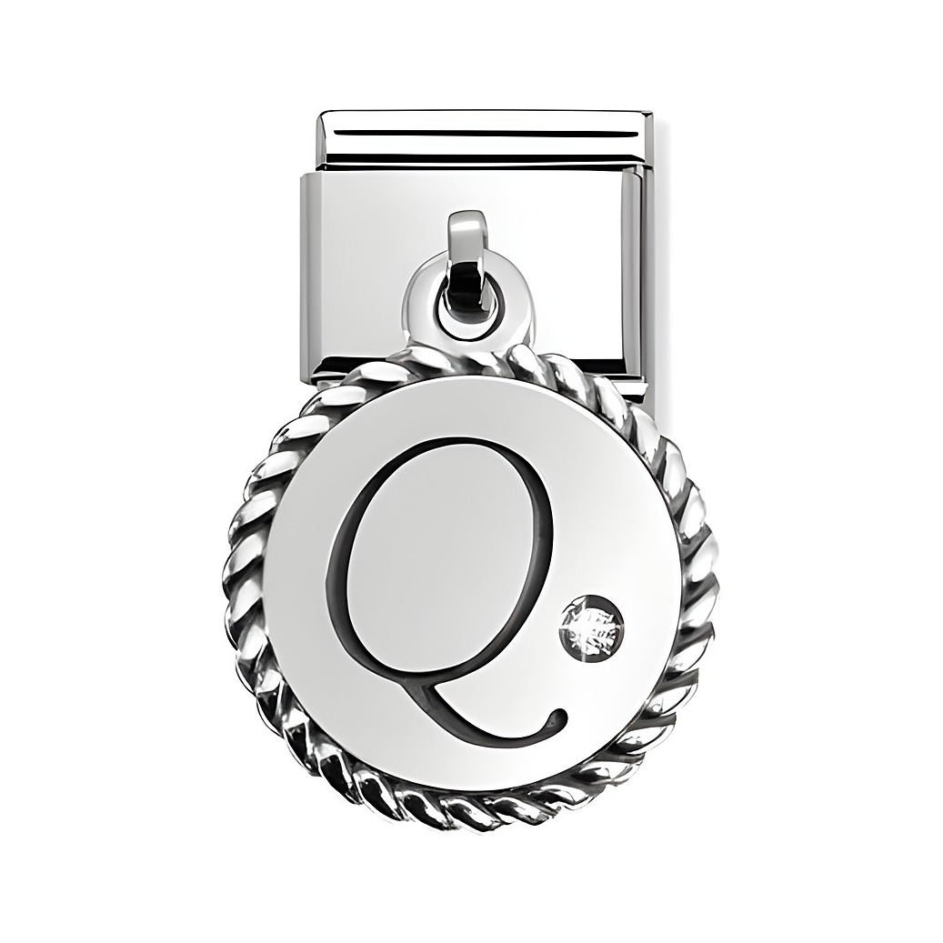 Silberner Buchstabe Q von Nomination, umgeben von einem dekorativen Seilrand und einem funkelnden Kristall, ideal für Charms und personalisierte Schmuckstücke.