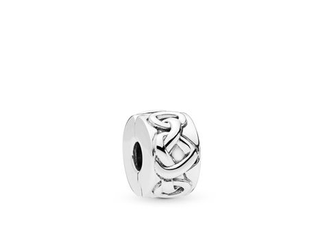 Ein silberner Clip Stopper von Pandora mit dem Namen Knotted hearts, der liebevolle, verwobene Herzen zeigt. Ideal für Armbänder und aus hochwertigem Silber gefertigt.