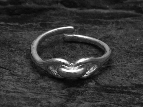 Silberring VERSCHLUNGEN Gr. etwas verstellbar, Hersteller Juwelier Harnisch, ohne Stein, elegantes Design mit geschwungenen Formen. Ideal für jeden Anlass.