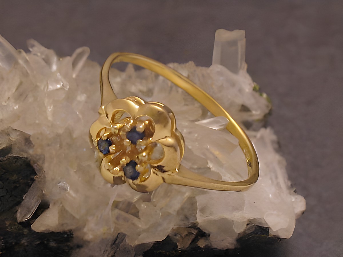 Goldring lieblich Gold 333 mit Safiren in Gr. 55, Hersteller Juwelier Harnisch, bis Gr. 56/18, auf einem Kristalluntergrund präsentiert.