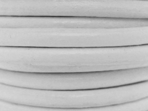 Lederband in Weiß mit einer Länge von 25 cm und einer Dicke von 3 mm, ausgestattet mit einem Edelstahl Bajonett, Hersteller Juwelier Harnisch.