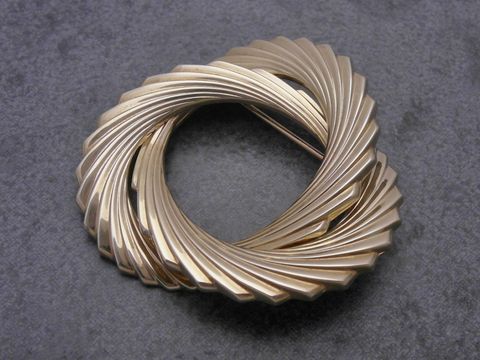Gold Brosche - schlicht elegant - Gold 333 - Anstecknadel, Hersteller: Juwelier Harnisch, Broschen. Die Brosche hat eine geschwungene Form mit einzigartiger Oberflächengestaltung.