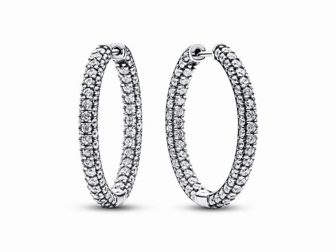 Zwei elegante Kreolen von Pandora, aus Sterling Silber, mit funkelndem Pavé-Zirkonia, zeitloses Design und ideal für besondere Anlässe oder den Alltag.