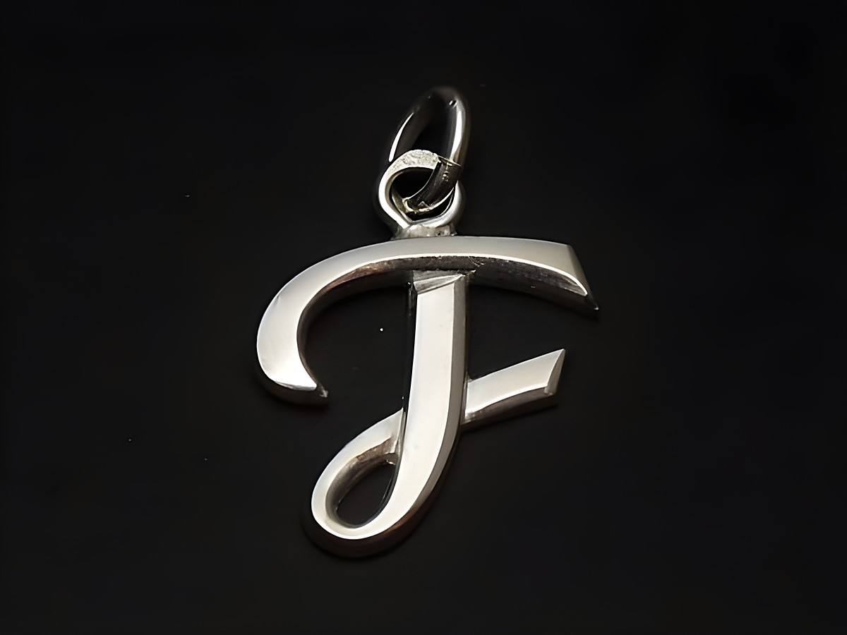 Buchstabe F Anhänger aus poliertem Sterling Silber vom Hersteller Juwelier Harnisch, elegant gefertigt und ideal für persönliche Schmuckstücke.