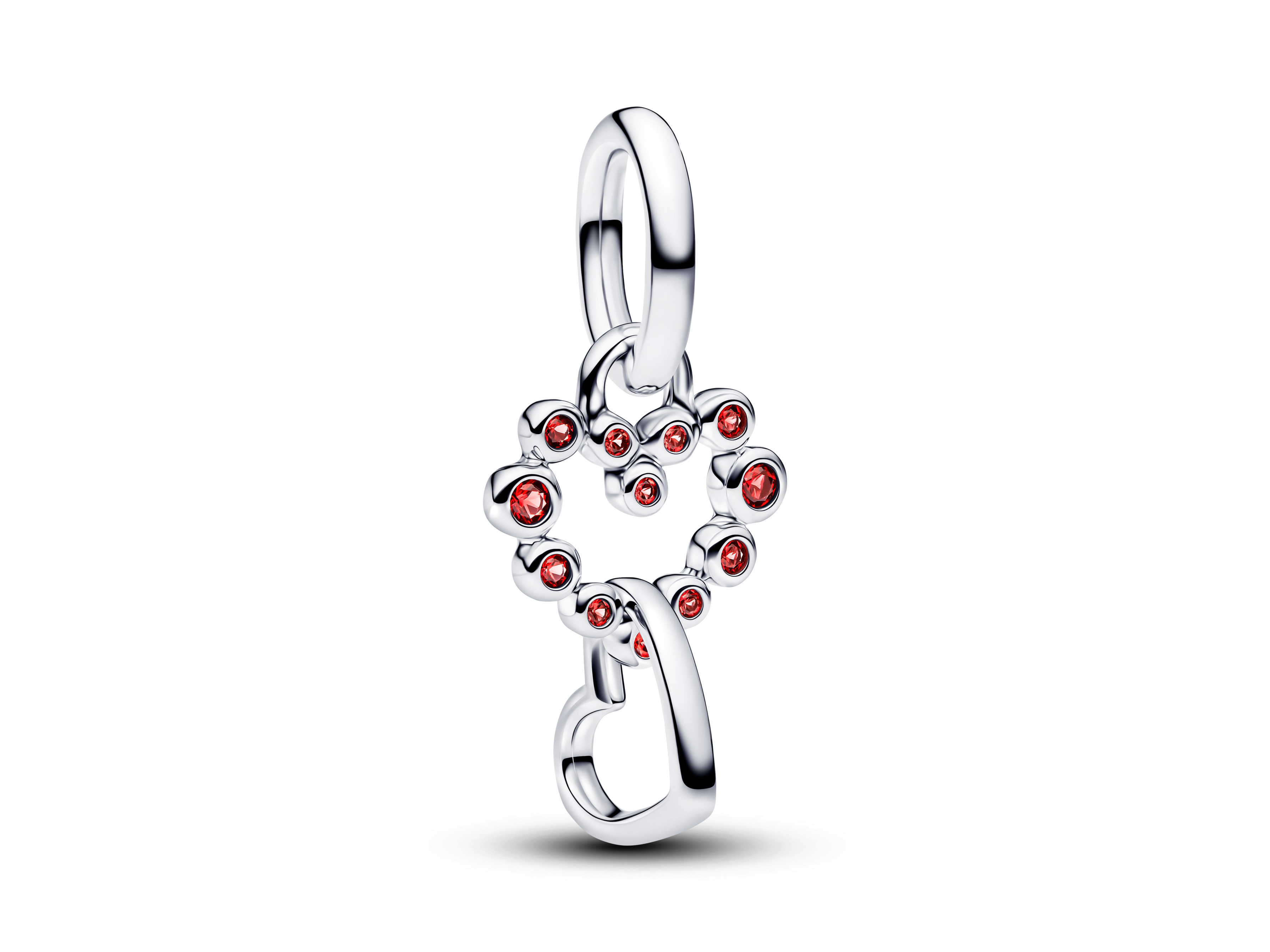 Charm Anhänger von Pandora aus Silber mit verbundenen Herzen und roten Kristallen, modernes Design, ideal für stilvolle Schmuckstücke und Kollektionen, neueste Neuheiten.