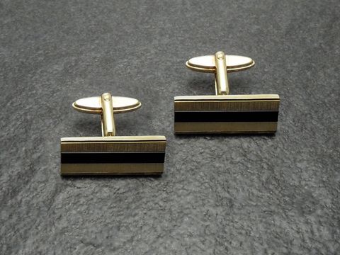 Vergoldete Manschettenknöpfe mit echtem Onyx in länglicher Form, goldfarben, hergestellt von Juwelier Harnisch, elegant und stilvoll, ideal für besondere Anlässe.