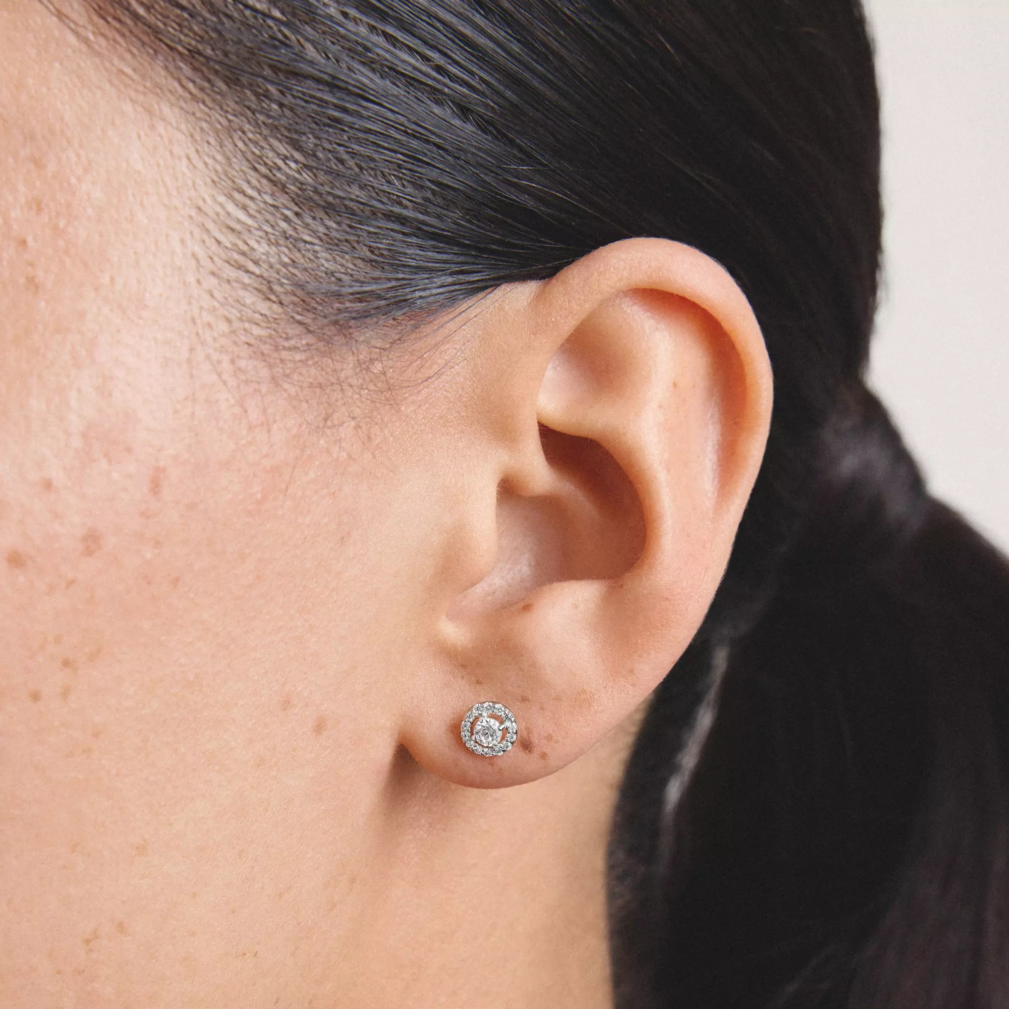 Thomas Sabo Ohrstecker mit weißem Zirkonia im Brillantschliff – Silber – Ansicht 5