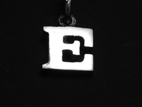 E 925 Sterling Silber Druck-Buchstaben Anhänger, Hersteller Juwelier Harnisch, stilvolles Design des Buchstabens E auf schwarzem Hintergrund.