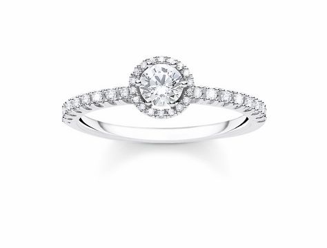 Ring von Thomas Sabo TR2326-051-14-60 aus Silber in Größe 60 mit klaren Zirkonia-Steinen, rund facettierter Hauptstein, umgeben von funkelnden Zirkonia.