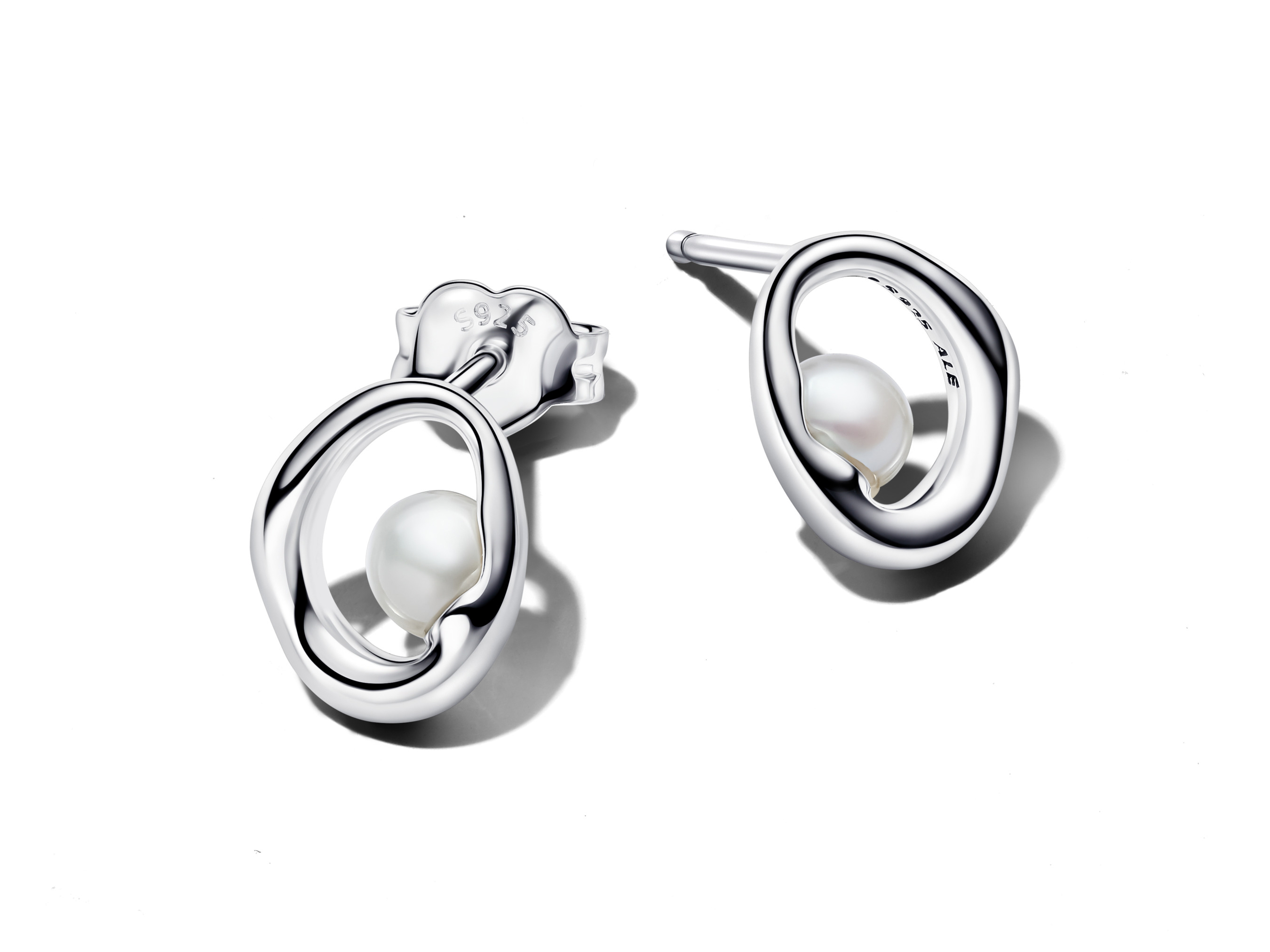 Pandora 293295C01 - Organisch geformte ovale Ohrstecker mit behandelten Süßwasserzuchtperlen
