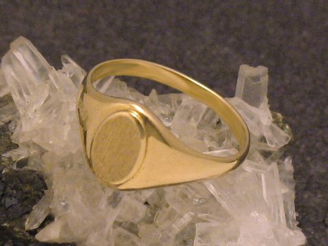 Goldring aus edlem Gold 750 in Größe 56, Hersteller Juwelier Harnisch, zeigt eine glänzende, geschwungene Form mit glatter Oberfläche und rundem Hauptteil. Ideal als elegantes Schmuckstück.