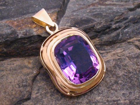 Gold Anhänger feminin aus Gold 585 mit einem großen, facettierten Amethyst, gefertigt vom Juwelier Harnisch. Elegantes Design in edler Optik.
