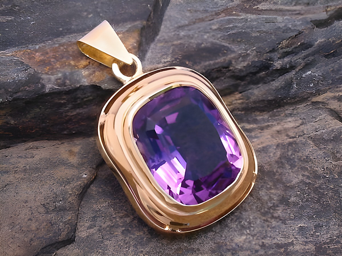 Gold Anhänger feminin aus Gold 585 mit einem großen, facettierten Amethyst, gefertigt vom Juwelier Harnisch. Elegantes Design in edler Optik.