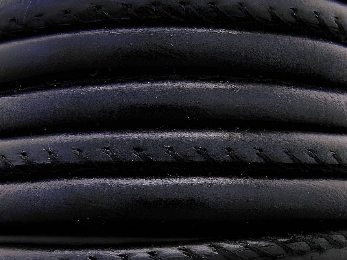 Nappaleder in Schwarz, 85 cm lang und 6 mm dick, gefertigt vom Hersteller Juwelier Harnisch, endet mit einem silbernen Karabiner. Hochwertige Verarbeitung und elegantes Design.