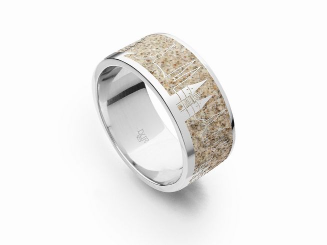 Der DUR Strandring Lübeck aus Sterling Silber in Größe 52 zeigt eine elegante, breite Form mit einer sandfarbenen Oberfläche und einer feinen Gravur eines Turms.