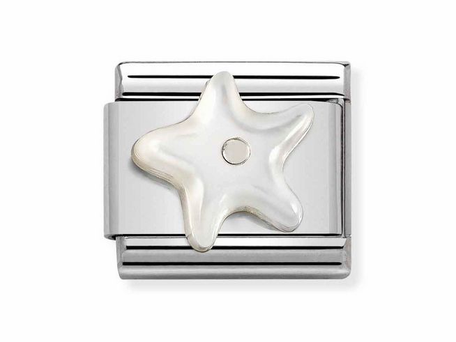 Das Bild zeigt ein Schmuckstück aus Edelstahl und Silber mit einem Perlmutt-Stern in der Mitte. Der Stern hat eine geschwungene Form und einen kleinen Silberpunkt in der Mitte.