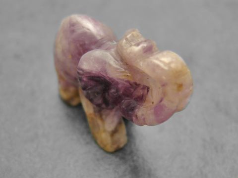 Ein lila-grauer Elefant aus Achat steht als plastische Steinfigur, hergestellt von Juwelier Harnisch. Diese Figur gilt als Glücksbringer und verleiht jedem Raum eine besondere Note.