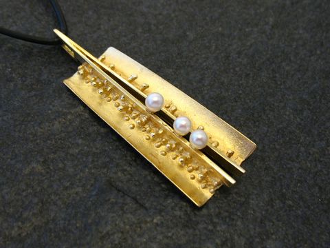 Gold Anhänger mit einer Länge von 53 mm, verziert mit zwei Perlen und einem strukturierten Design. Hergestellt von Juwelier Harnisch, ideal als eleganter Schmuck für besondere Anlässe.