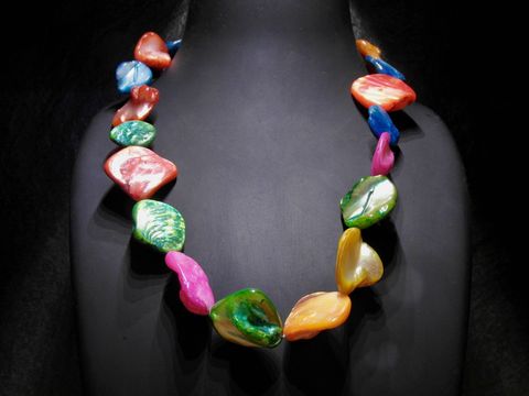 Perlmutt Kette bunt 43,5-48 cm Hersteller Juwelier Harnisch farbenfrohe und einzigartige Gestaltung mit verschiedenen Formen und Farben auf schwarzem Hintergrund.