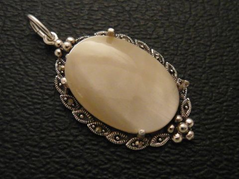 Cabochon Mutter-von-Perle Silber Medaillon Anhänger von Juwelier Harnisch, elegantes Design mit feiner Umrandung und glänzendem, ovalem Cabochonstein, ideal für Schmuckliebhaber.
