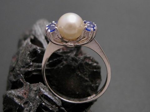 Weißgold Perlen Ring edel Gr. 54 6,9 mm Zuchtperle mit synthetischem Saphir Hersteller Juwelier Harnisch bis Gr. 54 17,5 auf schwarzem Hintergrund.