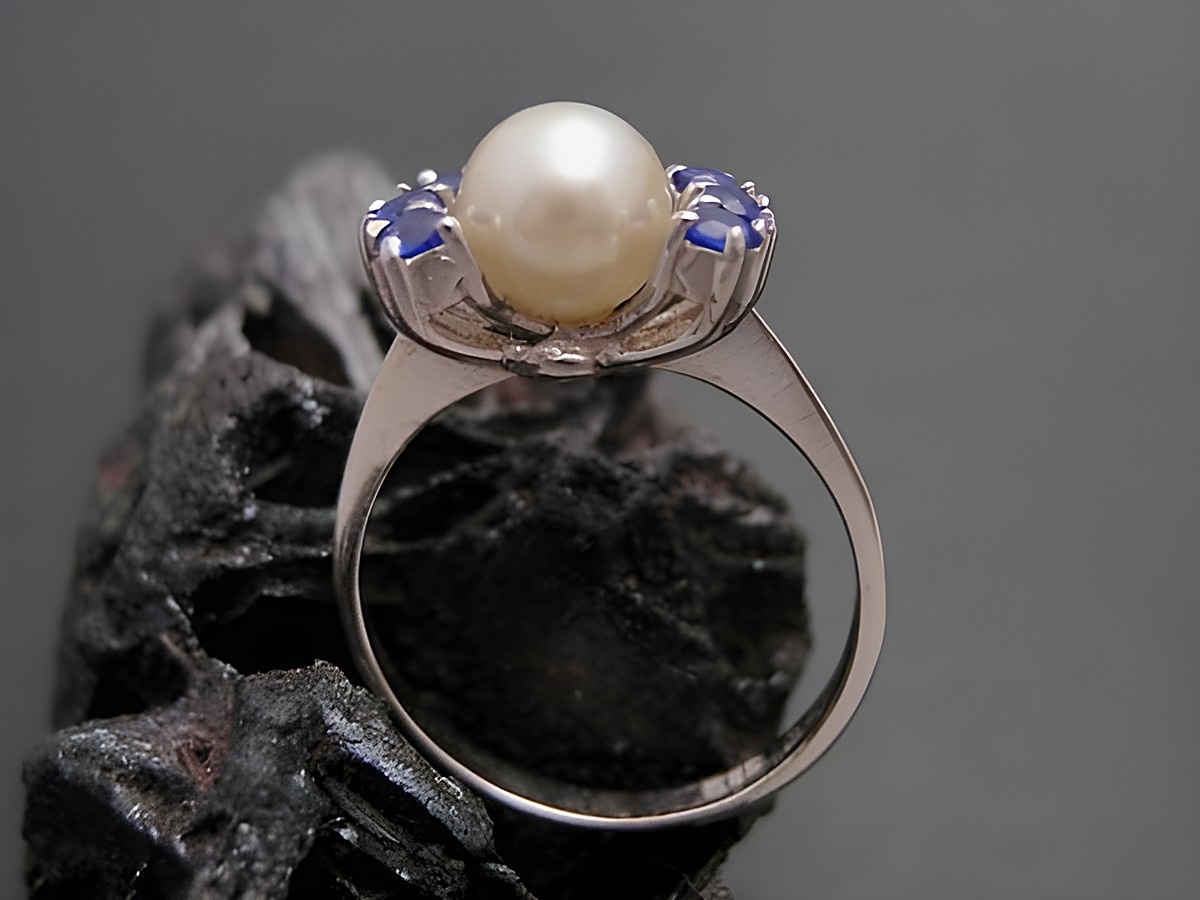 Weißgold Perlen Ring edel Gr. 54 6,9 mm Zuchtperle mit synthetischem Saphir Hersteller Juwelier Harnisch bis Gr. 54 17,5 auf schwarzem Hintergrund. – Ansicht 2