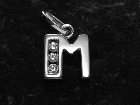 Silberner Anhänger in der Form des Buchstabens M, rhodiniert, verziert mit Zirkonia, Hersteller Juwelier Harnisch. Ideal als persönliches Accessoire oder Geschenk.