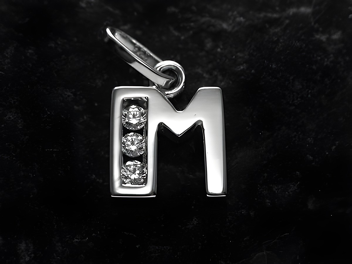 Silberner Anhänger in der Form des Buchstabens M, rhodiniert, verziert mit Zirkonia, Hersteller Juwelier Harnisch. Ideal als persönliches Accessoire oder Geschenk.