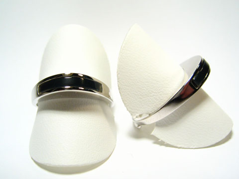 Feiner Designer Silber Ring rhodiniert mit schwarzem Onyx, Hersteller Juwelier Harnisch, verstellbare Ringe auf weißen Ringpräsentern.