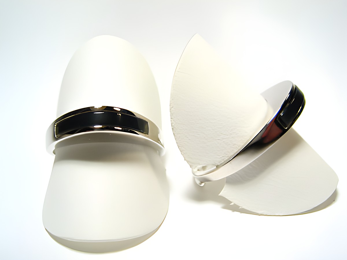 Feiner Designer Silber Ring rhodiniert mit schwarzem Onyx, Hersteller Juwelier Harnisch, verstellbare Ringe auf weißen Ringpräsentern.