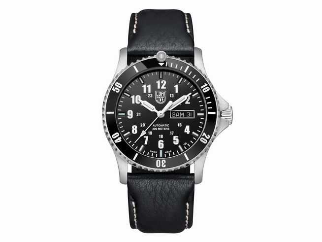 Luminox Sea XS.0921 Herren Armbanduhr in 42 mm mit schwarzem Zifferblatt, Edelstahlgehäuse und schwarzem Lederarmband, für Wasserdichtigkeit bis 190 Meter.