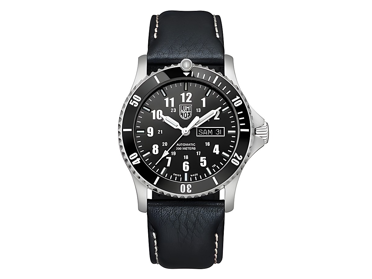 Luminox Sea XS.0921 Herren Armbanduhr in 42 mm mit schwarzem Zifferblatt, Edelstahlgehäuse und schwarzem Lederarmband, für Wasserdichtigkeit bis 190 Meter.