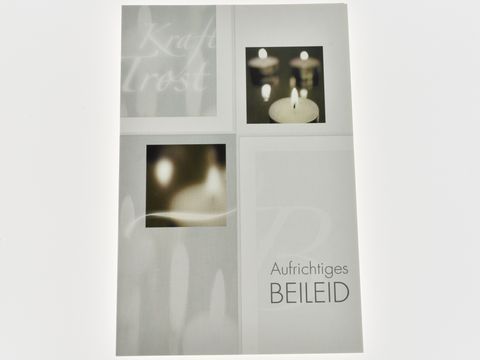 Trauerkarte mit Teelicht-Motiv, darauf steht "Aufrichtiges Beileid" und das Wort "Kraft" in sanften Farben, passend zur Trauer, vom Hersteller Juwelier Harnisch.
