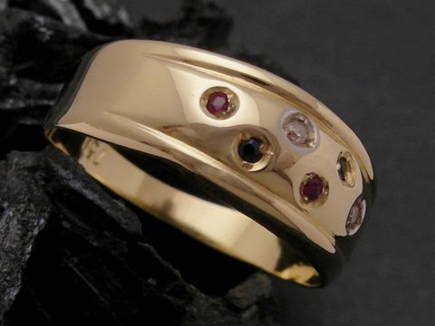 Gold Ring aus Gold 750, verziert mit Safir, Rubin und Diamant, eleganter Goldring in Größe 60, Hersteller Juwelier Harnisch, bis Größe 60/19.