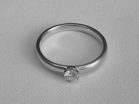 Verlobungsring aus 585 Weißgold mit einem Brillant von 0,20 ct W/Si, Größe 52, Hersteller Juwelier Harnisch. Der Ring hat ein schlichtes Design und glänzt elegant.