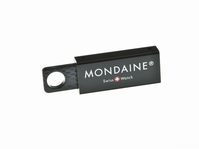Mondaine 4GB USB-Stick in Schwarz mit modernem Design und Logo, ideal als Zubehör für Datenübertragungen und alltägliche Nutzung.