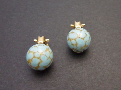 71807-0 Ohrclip in zeitlosem Design mit türkisfarbenem, synthetischem Stein und goldfarbener Fassung, Hersteller Juwelier Harnisch, perfekt für elegante Anlässe.