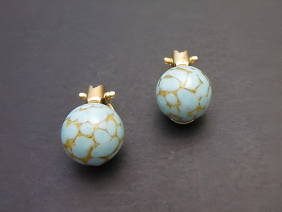Ohrclip in zeitlosem Design mit türkisfarbenem, synthetischem Stein und goldfarbener Fassung, Hersteller Juwelier Harnisch, perfekt für elegante Anlässe.
