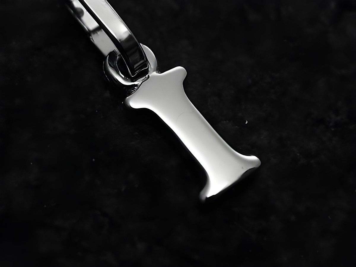 I-Buchstaben Anhänger aus 925 Sterling Silber, rhodiniert, gefertigt von Juwelier Harnisch, schlichtes Design, ideal für persönlichen Schmuck.