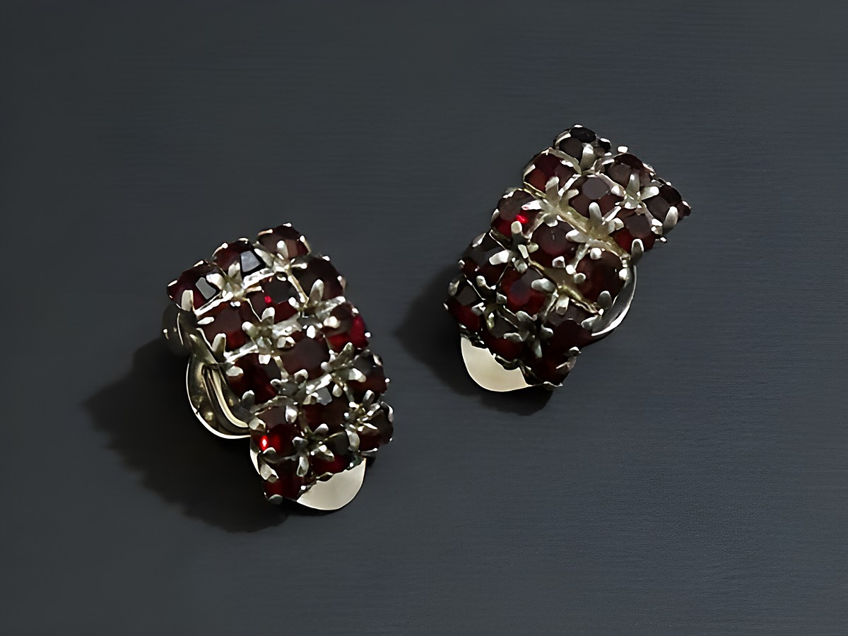 Strass Ohrclips stilvoll in rubinrot und silberfarben, Hersteller Juwelier Harnisch, zeitloses Design perfekt für festliche Anlässe.