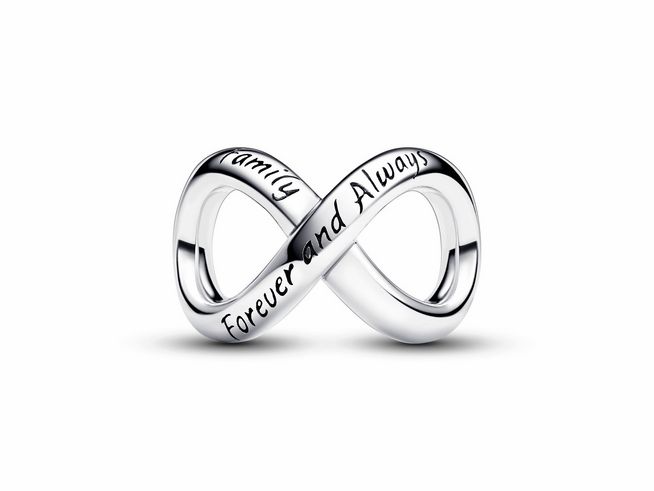 Unendlicher Charm aus Silber von Pandora mit der Gravur Familie und Für immer und Ewig, Form eines Unendlichkeitszeichens, elegant und symbolisch für ewige Verbundenheit.