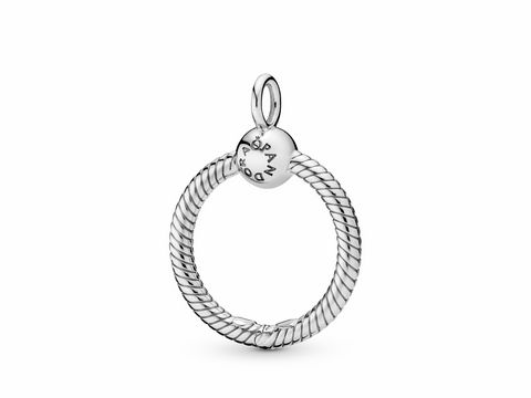 Kleiner Sterling Silber Anhänger von Pandora in Form eines gedrehten Rings mit einem Anhänger. Der Anhänger ist ohne Kette und eignet sich für Charms.