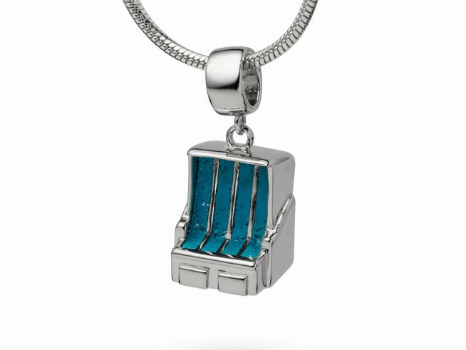 Sterling Silber Anhänger in Form eines Strandkorbs mit blauem Steinsand, ideal für eine Halskette und symbolisiert Sommer und Strandgefühl, Hersteller DUR.