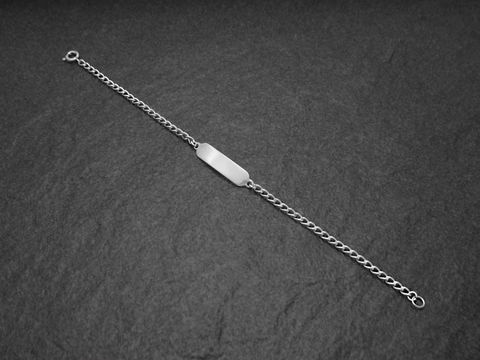 Silber Gravur-Armband mit polierter Gravurfläche, Hersteller Juwelier Harnisch, geeignet für individuelle Gravur oder Identifikation, elegantes Design, ideal als Geschenk.