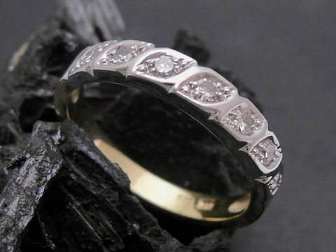 Gold Ring - unvergänglich - Gold 585 bicolor - Diamant - Goldring - Gr. 54,5, Hersteller: Juwelier Harnisch, bis Gr. 56/18, elegant glänzend auf schwarzem Hintergrund.