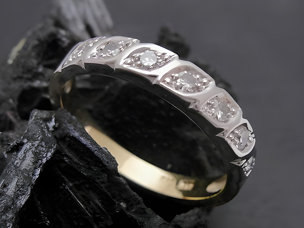 Gold Ring - unvergänglich - Gold 585 bicolor - Diamant - Goldring - Gr. 54,5, Hersteller: Juwelier Harnisch, bis Gr. 56/18, elegant glänzend auf schwarzem Hintergrund.