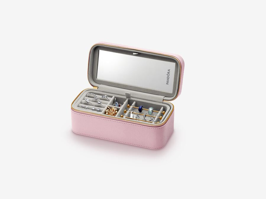 Eine rosa Schmuckbox von Pandora mit den Maßen 20 x 10 x 8,5 cm, geöffnet und mit verschiedenen Schmuckstücken und einem Spiegel im Inneren, stilvoll und praktisch.