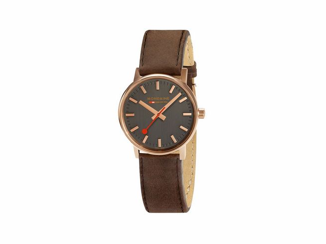Elegante Mondaine evo2 MSE.30180.LG Armbanduhr mit einem 30 mm Gehäuse, braunem Lederarmband und einem grauen Ziffernblatt, das mit goldfarbenen Indizes und einem roten Sekundenzeiger versehen ist.