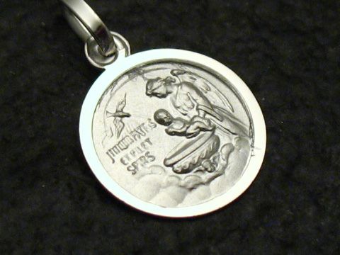 Ein Tauftaler aus Sterling Silber, gefertigt von Juwelier Harnisch. Der Anhänger zeigt eine detailreiche Darstellung eines Taufbeckens mit Engel und Täufling.
