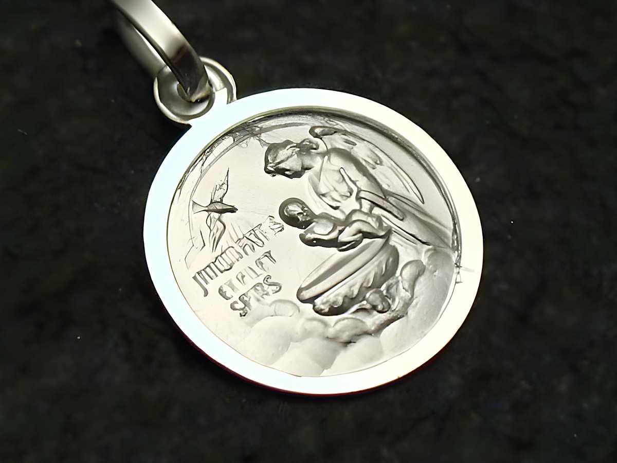 Ein Tauftaler aus Sterling Silber, gefertigt von Juwelier Harnisch. Der Anhänger zeigt eine detailreiche Darstellung eines Taufbeckens mit Engel und Täufling.